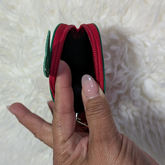 Strawberry-Shaped Coin Purse - Red and Green For Any Age - Picture 4 of 4